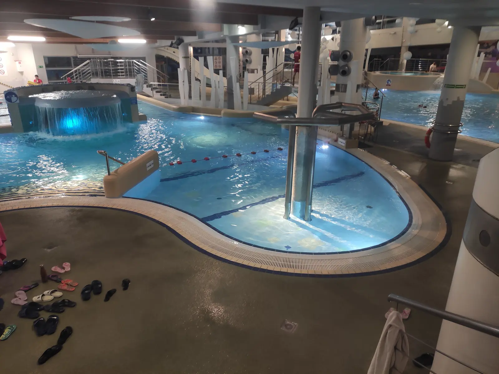 Wnętrze Aqua Parku Sopot z basenem rekreacyjnym