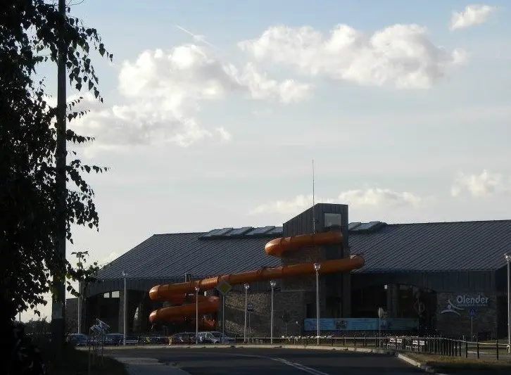 Budynek Centrum Sportu i Rekreacji Olender ze zjeżdżalnią