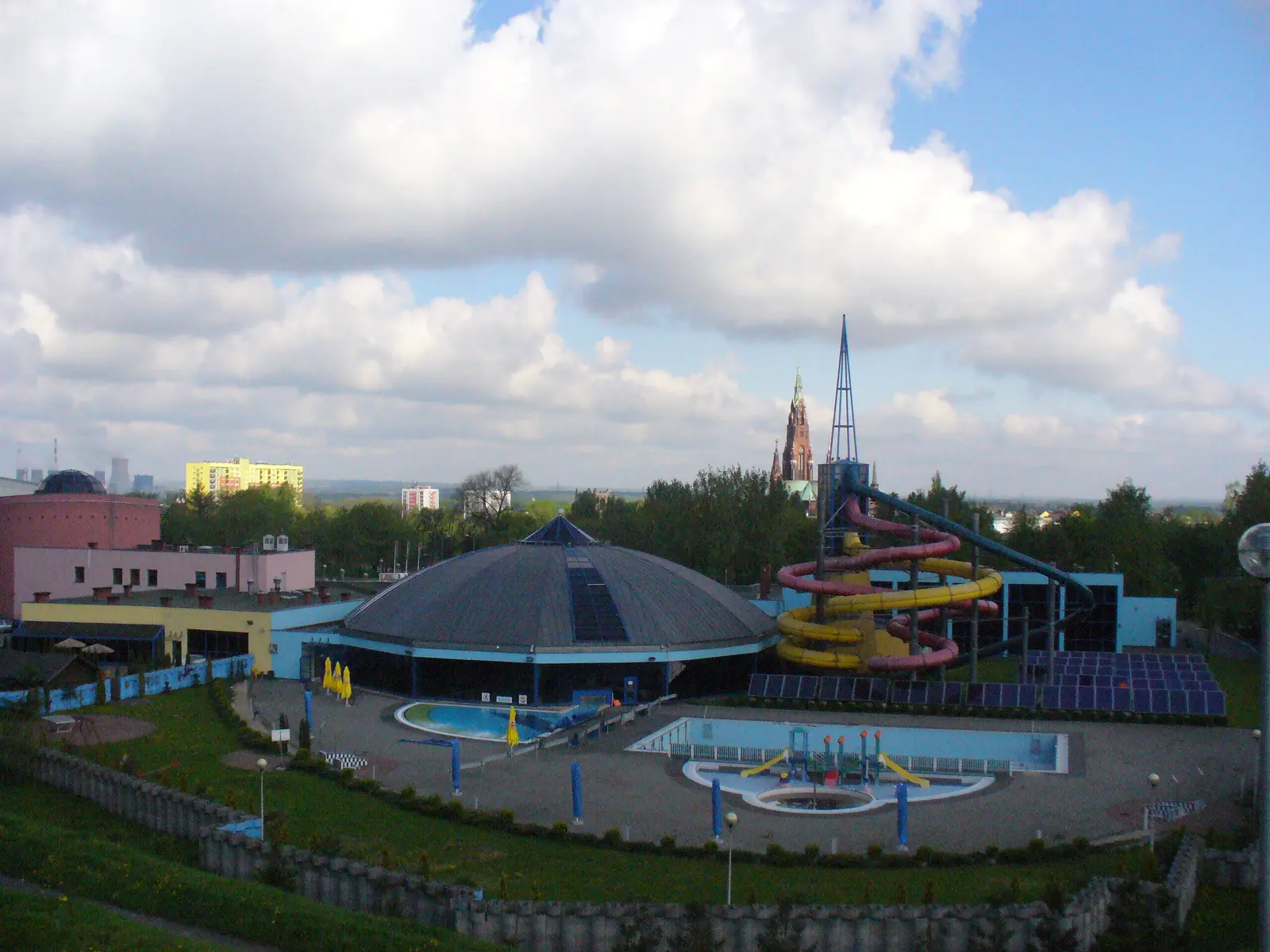 Aquapark Nemo w Dąbrowie Górniczej z basenami zewnętrznymi i zjeżdżalniami