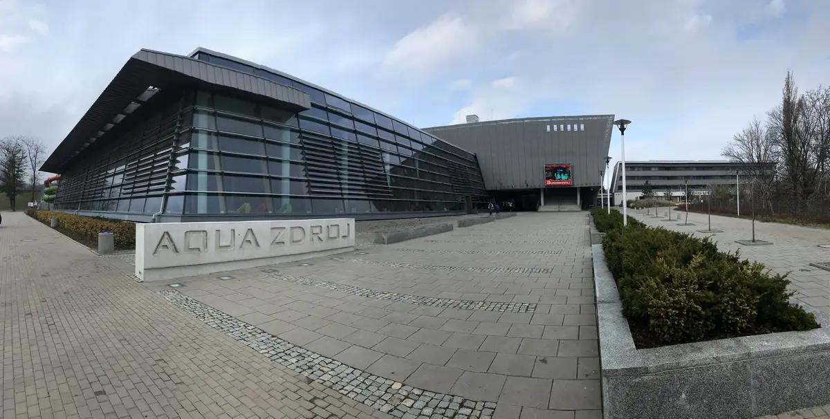 Plac przed wejściem do Parku Wodnego Aqua-Zdrój w Wałbrzychu