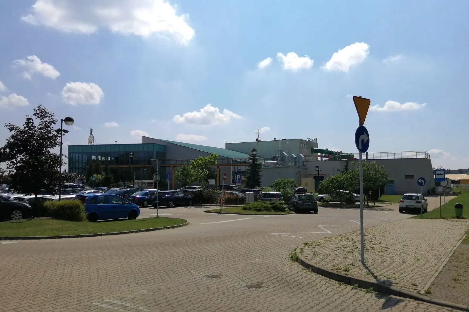 Park Wodny w Tarnowskich Górach widziany od parkingu