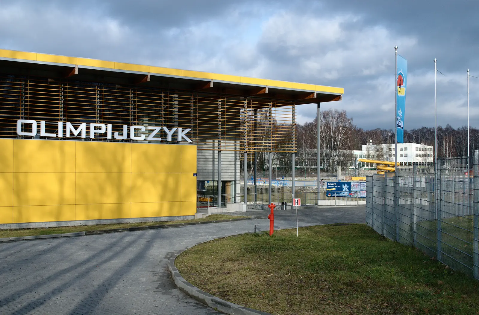 Budynek krytej pływalni Olimpijczyk w Gliwicach z nazwą na elewacji