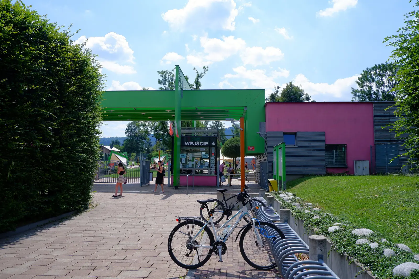 Wejście na pływalnię Start w Cygańskim Lesie w Bielsku-Białej