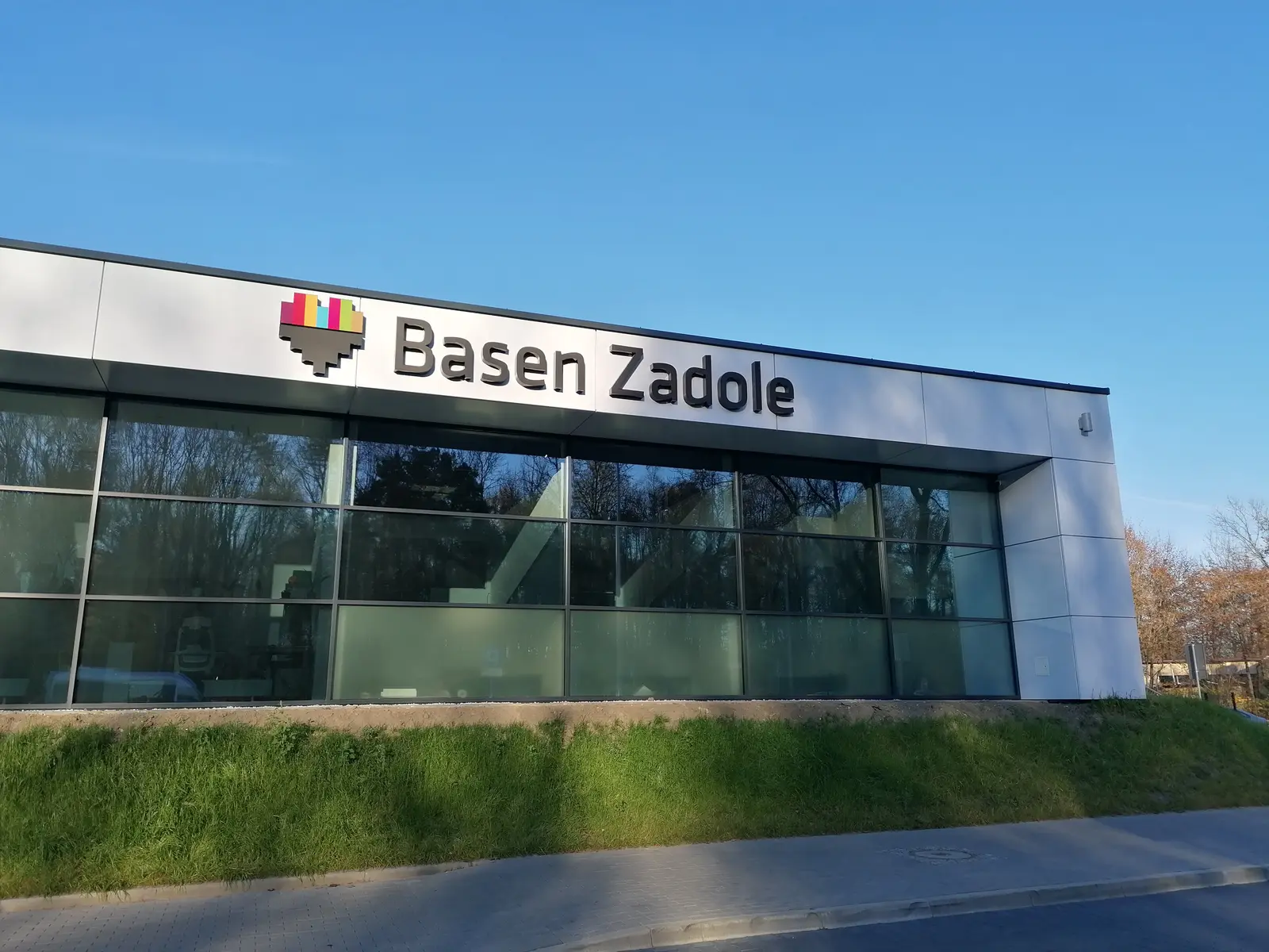 Budynek Basenu Zadole w Katowicach z nazwą na elewacji