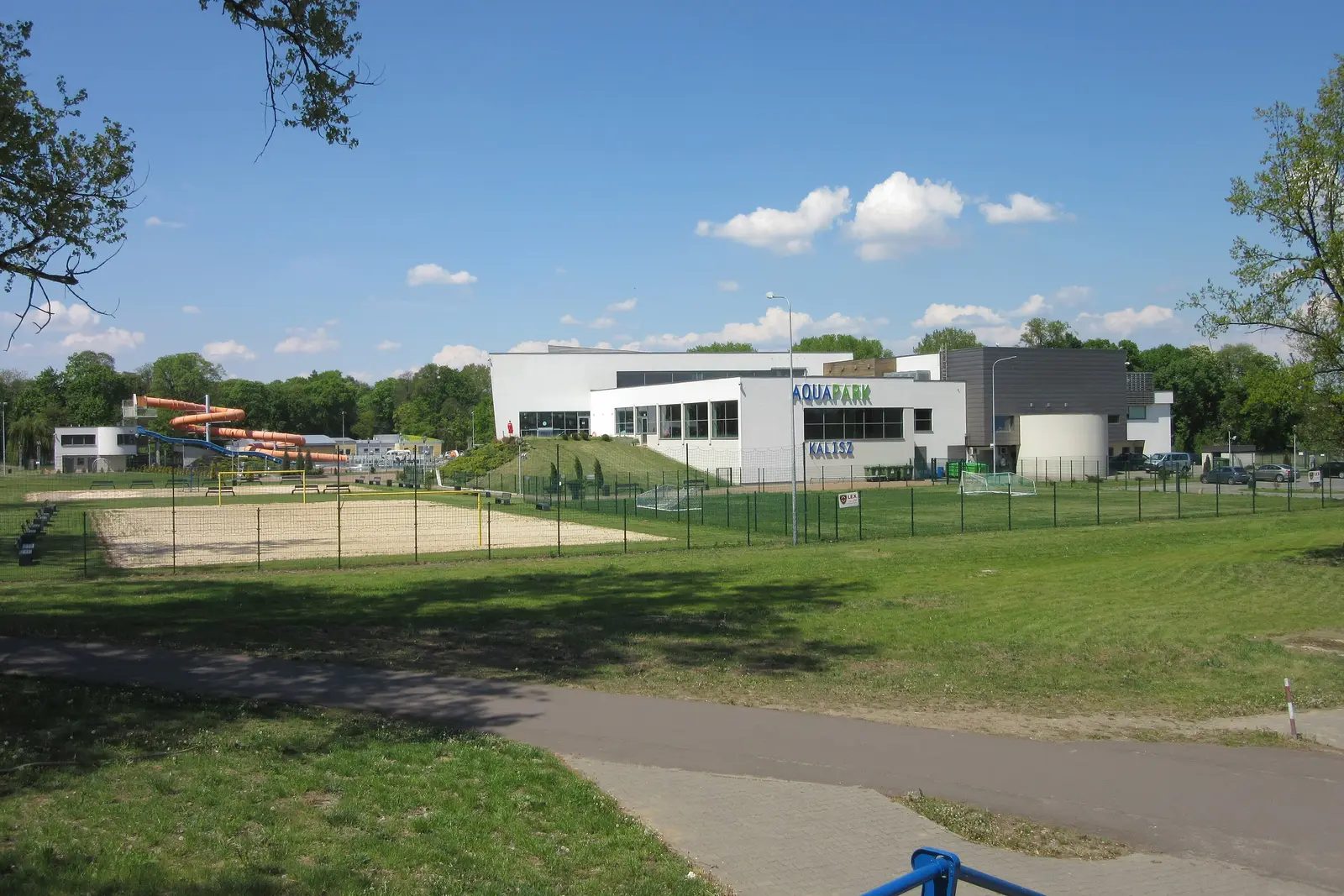 Aquapark Kalisz ze zjeżdżalniami, widok od strony parku