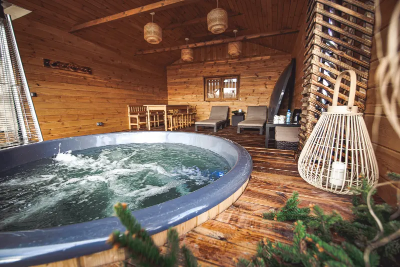 Wiata z jacuzzi i strefą wypoczynku w Ziołowym Moczydle