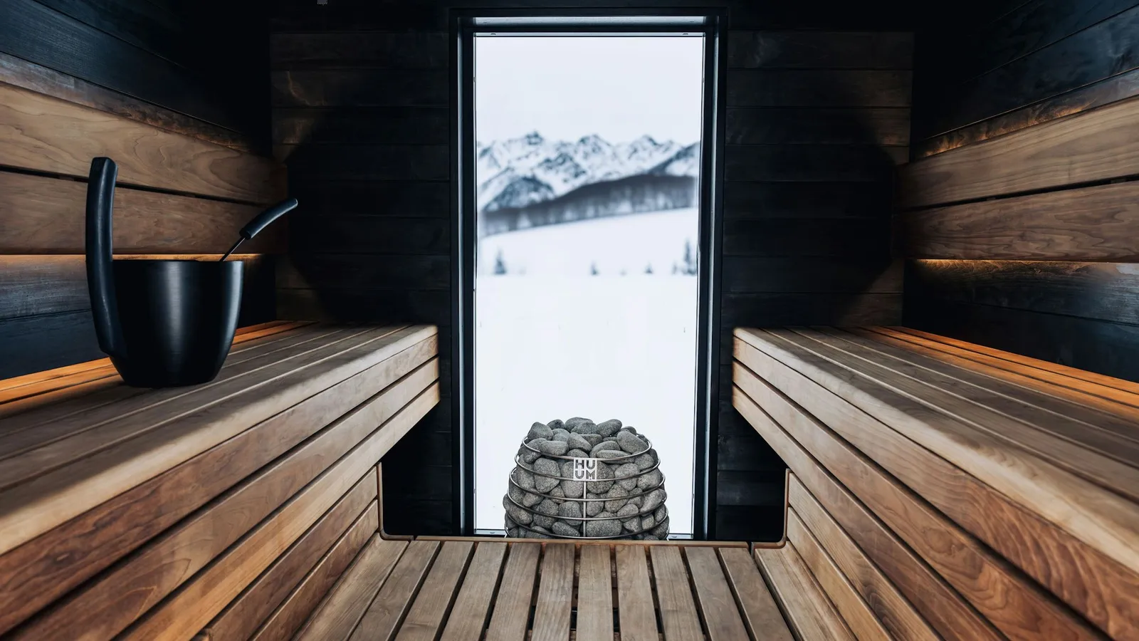 Sauna z oknem na zimowy krajobraz