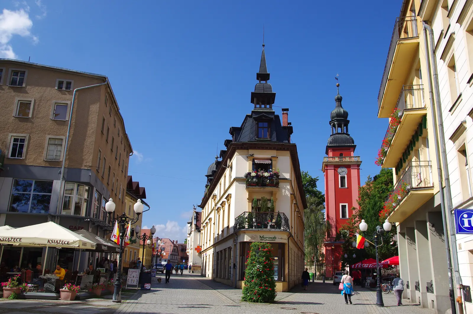Plac Piastowski w Cieplicach (Jelenia Góra) z wieżą kościoła św. Jana Chrzciciela